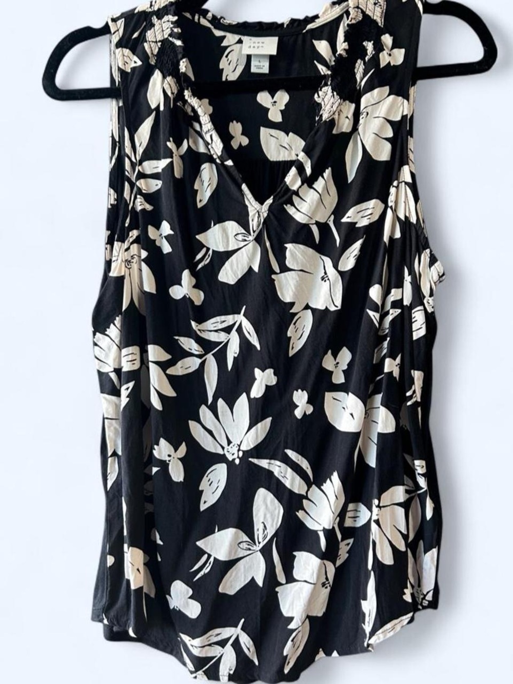 Black/White Minimalist Boho Floral V-Neck coastal Tank Smocked Lightweight L